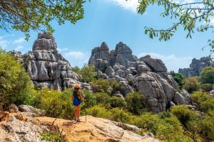 Une jeune femme contemple le paysage du Torcal de Antequera sur le sentier vert et jaune, à Malaga.
