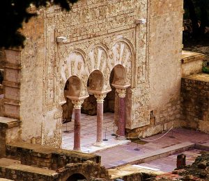 Porte de la Casa de Yafar dans le complexe archéologique Medina de Azahara à Cordoue