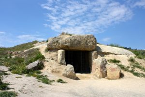 Entrée du dolmen de Menga à Antequera