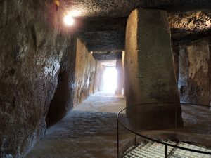 Intérieur du dolmen de Menga à Antequera